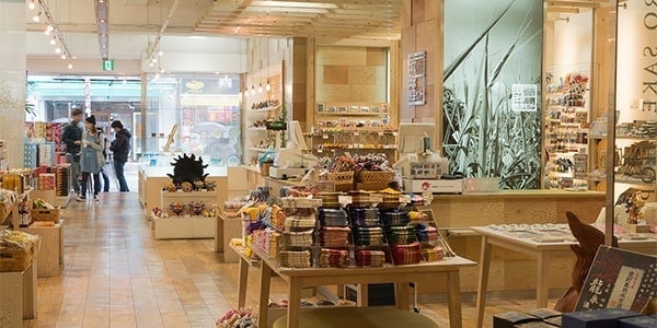 琉球民芸センターくもじ店店内写真